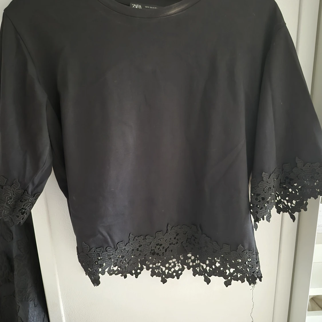 Svart topp med spets från Zara - 1