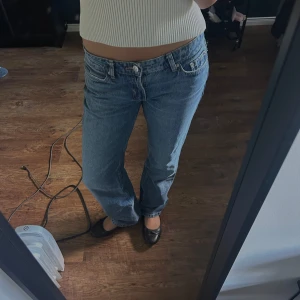 Slutsålda Zara jeans  - Säljer dessa slutsålda Zara jeans, skitsnygga!🫶🏼🤩😍