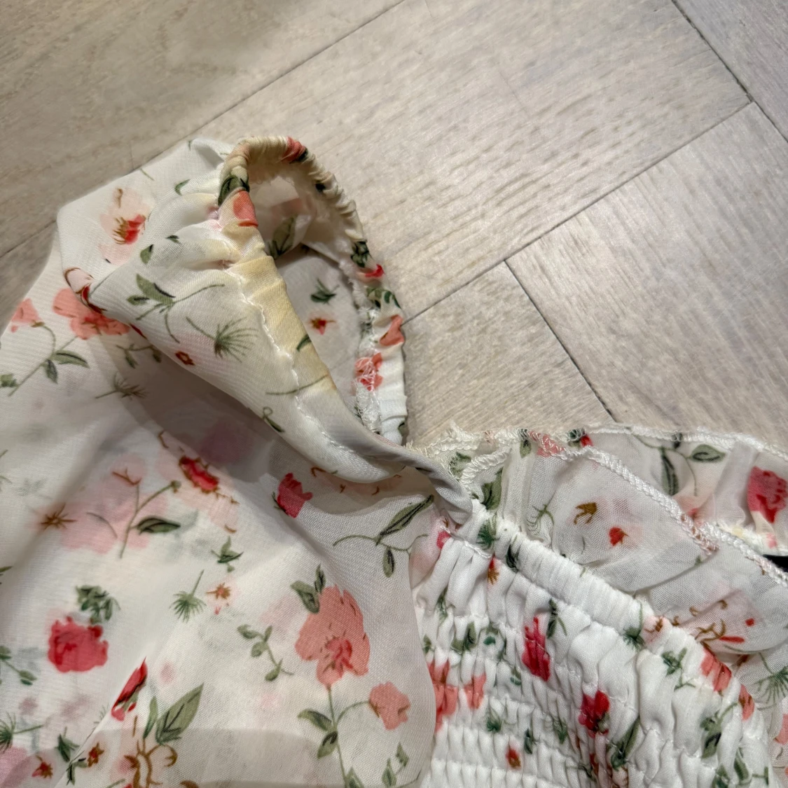 Vit blommig kortklänning med puffärm - 4