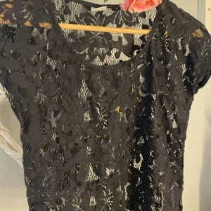Svart spetströja Gina Tricot - Supersnygg svart tröja från Gina Tricot i storlek S. Tröjan har ett blommigt spetsmönster och är kortärmad med rund hals.❤️