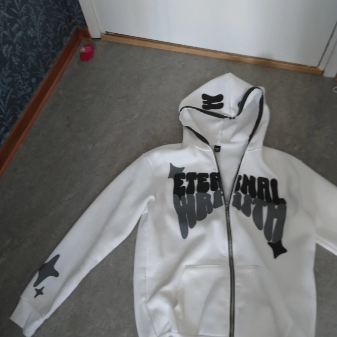 Vit hoodie med svart tryck och dragkedja - 2