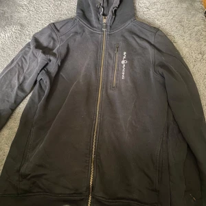 Nike Air hoodie och sail racing hoodie - Nike tröjan är i strlk xs och sail racing tröjan i strlk 176. Priset kan diskuteras 