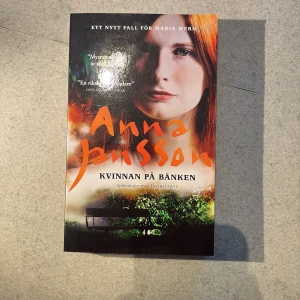 Kvinnan på bänken - En spännande roman om kriminalinspektör Jesper Ek och Maria Wern, som utspelar sig på Gotland. Perfekt för dig som gillar mysterier, relationer och nervkittlande miljöer. Anna Janssons böcker har sålt i miljoner och är översatta till många språk.