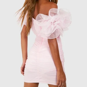 Ljusrosa kort klänning med puffärmar - Supersöt ljusrosa kort klänning med djup v-ringning från boohoo. Köpt för 1060kr, säljer för 300+frakt. Den är i strlk 10. Aldrig använd, bara testad. 