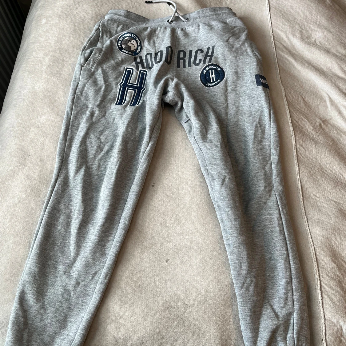 Grå Hoodrich mjukisbyxor med tryck