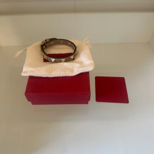 Valentino armband.  - Rockstud läderarmband. Nypris 3000 kr. 