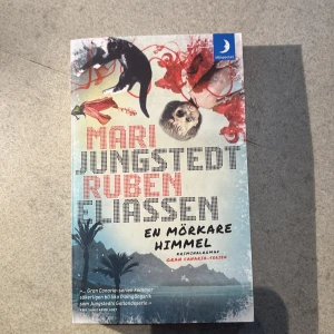En mörkare himmel - En spännande kriminalroman som utspelar sig på Gran Canaria. Perfekt för dig som gillar mysterier, dramatik och semesterparadis med mörka hemligheter. Boken är lättläst och passar dig som vill ha en nervkittlande berättelse med exotisk miljö.