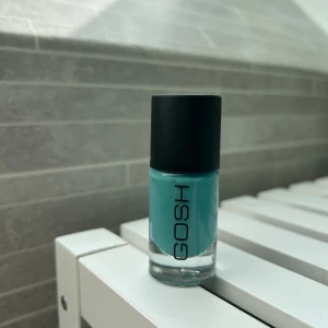 GOSH Venus turkos nagellack - Snyggt turkost nagellack från GOSH i nyansen 622 Venus. Kommer i en stilren glasflaska med svart matt kork. Perfekt för dig som vill ha färgstarka och coola naglar. Innehåller 8 ml.