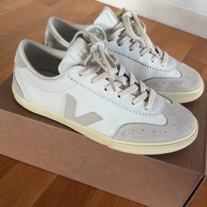 Veja sneakers NYA Volley Leather - Helt nya Veja Volley O.T Leather i färg white natural. Storlek 37. Endast använda en dag men inser att dom är för små för mig. Köpta på Zalando. Nypris 1725. 