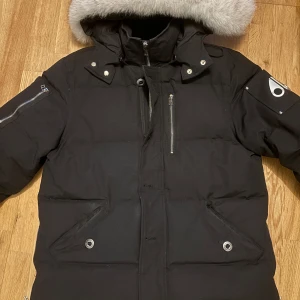 Moose Knuckles Jacka - Oanvänd jacka i nyskick Nypris 14.000kr mitt pris 6500kr  vid snabb affär kan vi komma överens med något bra                 Kan även tänka mig byte mot en gaming-setup (dator/skärm/tillbehör) i likvärdigt värde.