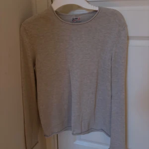 Grå tröja - Grå tröja ifrån (se 3:e bilden) Bra skick, basic 