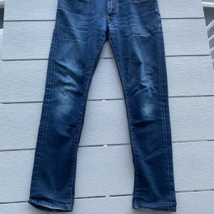 Jacob Cohen jeans | Style 696  - Sparsamt använda Jacob Cohen jeans i storlek W33, men skulle säga att de passar w32 också. Mörkblå denim med lätt tvättade detaljer, slim/straight fit. Tillverkade i Italien i hög kvalitet, med klassiska detaljer som broderad “J” och patch baktill. Hör av er vid frågor, MVH VONUE 🤩