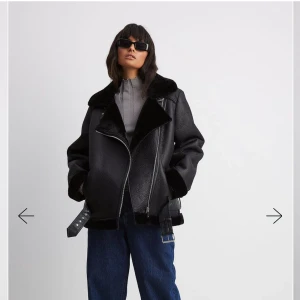 Svart pälsjacka från NA-KD med bälte - Säljer en svart pälsjacka från NA-KD med oversized passform, bred krage och bälte i midjan. Jackan har dragkedja, mjukt foder och detaljer i pälsimitation vid krage och ärmslut. Perfekt för kalla dagar och riktigt snygg till jeans. Har använt 2-3 gånger och den ser helt ny ut . Ge gärna prisförslag 🤍