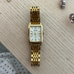 Guldfärgad rostfri, vattentät klocka💗 -  guldfärgad rostfri och vattentät klocka från Stillas 💗