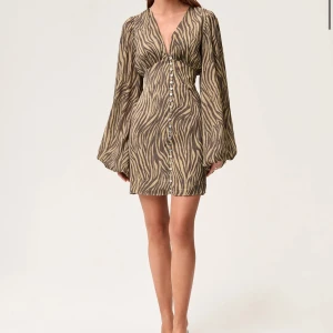 Adoorklänning - Adoore klänning som är använd två gånger som är i storlek xs