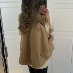Trench Poncho - Superfin Trenchcoat Poncho/Cape från & Other Stories. Köptes i våras för 1090 kr, har använts varsamt fåtal gånger. Säljer då jag äger en liknande. Hör av dig vid frågor eller fler bilder🤍
