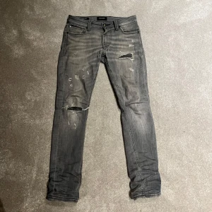 Jeans Jack & Jones - Gråa Jack and Jones storlek 27/30, passar ca 155-170 cm. Säljer pga för små för mig. Defenitivt de jeans jag fått mest komplimanger av. Hör av er om minsta fundering💫
