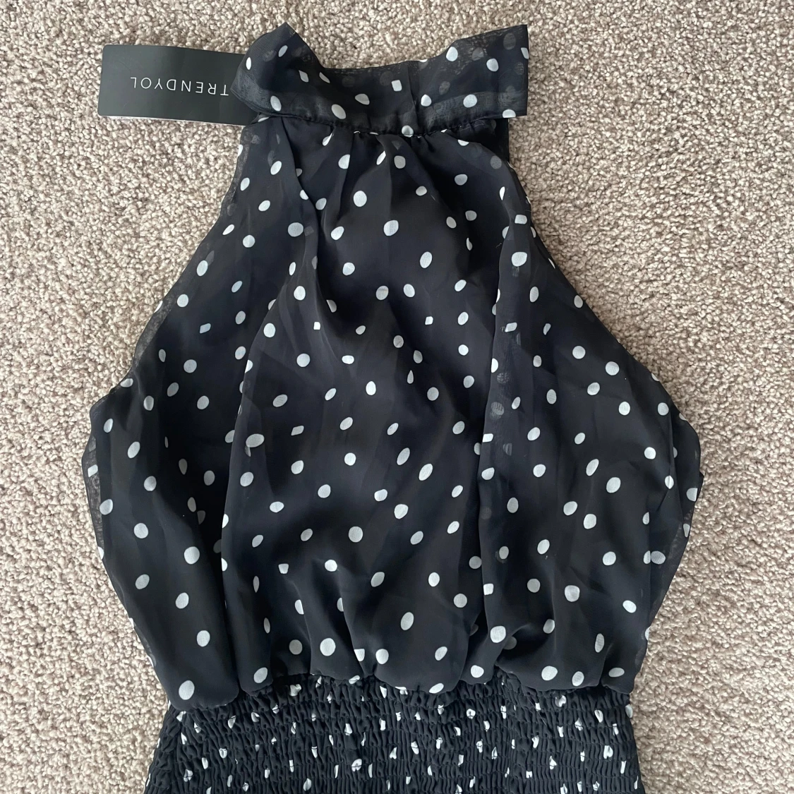 Svart prickig halterneckklänning från Trendyol - 1