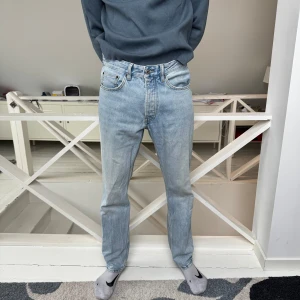 Ljusblå raka jeans - Klassiska ljusblå jeans med raka ben och normal passform. Jeansen har fem fickor, knappgylf och är tillverkade i denim. Perfekta för en avslappnad stil.