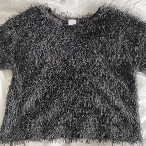 Svart tröja från Zara - Super cool svart tröja från Zara!! Använd fåtal gånger bara!!🙌🏾🙌🏾💕