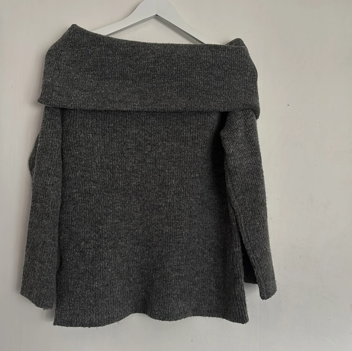 Grå offshoulder stickad tröja