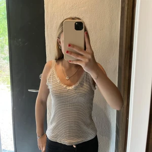 Ribbat linne - Ribbat linne från H&M i storlek L passar från xs-M skulle jag säga då jag själv har xs och den sitter bra banden är uppsydda men inte klippt nått så ä kelt att fixa 💞💞