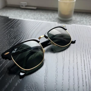 Ray-Ban Clubmaster - Ray-Ban Clubmaster solglasögon i bra skick. Använd ett fåtal gånger. 