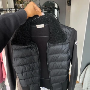 Äkta Moncler cardigan - Super fin cardigan från moncler med päls i! Helt äkta och går att scanna med mobilen! Väldigt varmsamt använd!