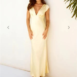 Hello Molly Because You’re Special - Intressekoll på min hello Molly klänning. Superfin och helt ny med lapp. Klicka på prisförslag och föreslå ett pris, säljer till högstbjudande, så klicka inte på köp! Högsta bud 1400kr