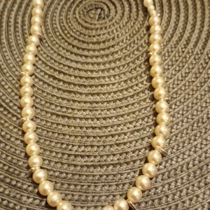 Klassiskt pärlhalsband - Elegant halsband med runda, vita pärlor. Perfekt accessoar för att lyfta din outfit med en tidlös och stilren känsla.