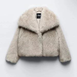 Beige pälsjacka  - Jätte fin pälsjacka från Zara, knappt använd 