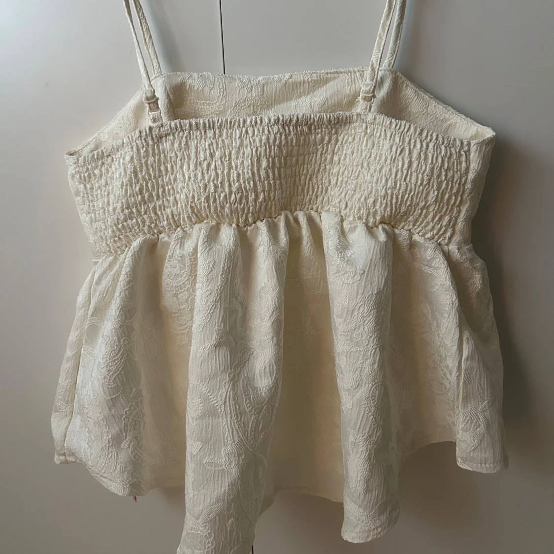 Vit topp med volang och mönster  - 2