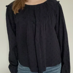 Svart blus från Gina Tricot - Säljer en svart blus från Gina Tricot som endast är använd någon enstaka gång! Den är i storlek 170 men passar också dem som har storlek 164 eller S🖤.