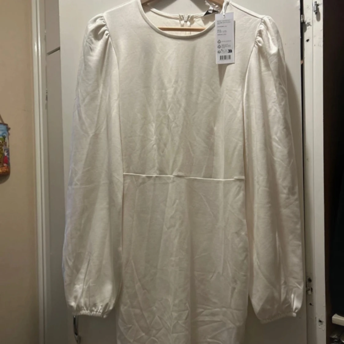 Vit långärmad klänning med puffärmar - 1