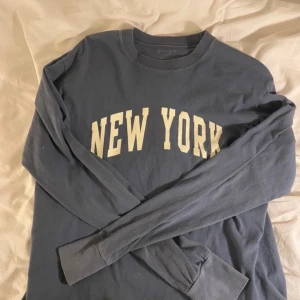 Brandy Melville Sweatshirt  - Tunn sweatshirt från Brandy Melville med tryck. Onesize som passar xs-s.