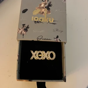 Ioaku XOXO ring💛 - Såååå fin ”xoxo” guld ring från Ioaku💛💛 i jätte bra skick!!