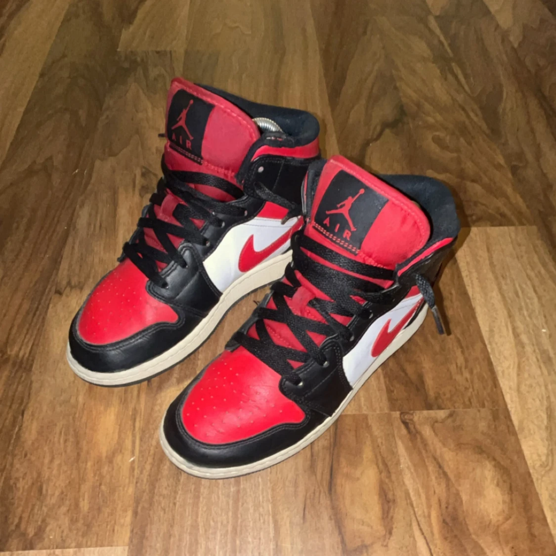 Nike air jordans, vit svart röd