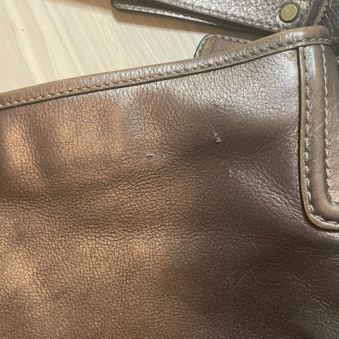 Bronsfärgad axelväska från DKNY - 3