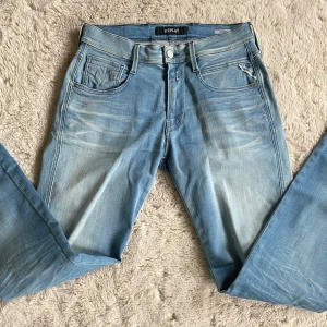 Replay anbass W29 L32 - Säljer dessa replay jeansen i modellen anbass! Dem är använda typ 3 gånger men passa ej så bra! Skick: 10/10! ⭐️Nypris 1799kr! Kom med bud! Skriv vid minsta lilla fundering! 🫡