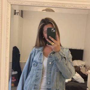 Ljusblå jeansjacka - Säljer en klassisk ljusblå jeansjacka med knappar framtill och två bröstfickor med lock. Inget jag använder längre 