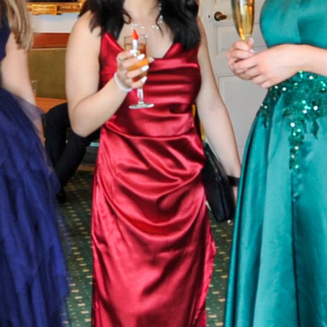 Röd långklänning i satin