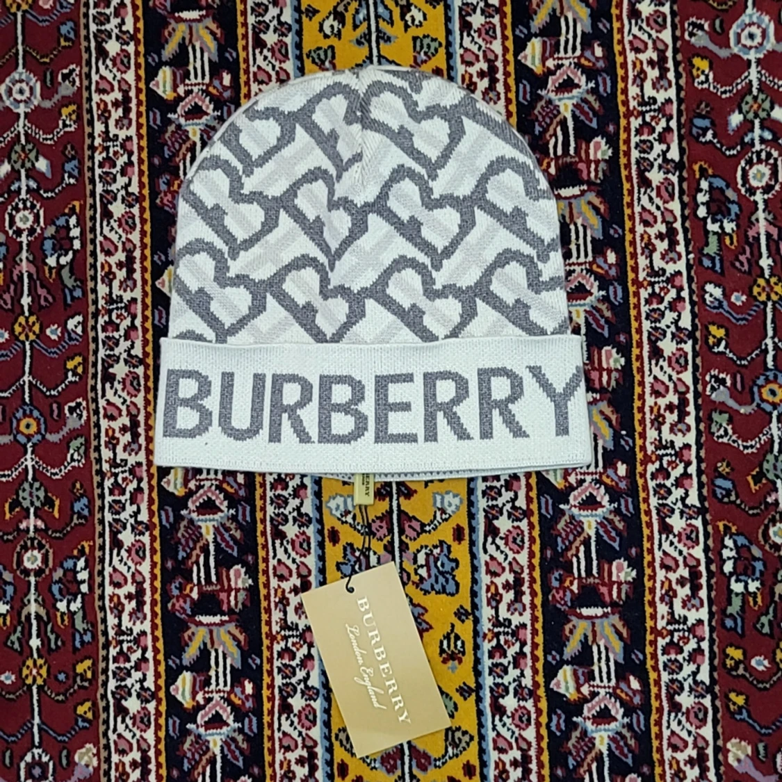 Vit och grå mössa från Burberry