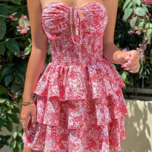 Blommig volangklänning - Superfin somrig volang klänning med blommigt mönster och knyte! Jätte söt men inprincip oanvänd eftersom den inte riktigt är min stil längre🩷