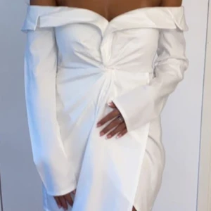Perfekt studentklänning offshoulder  - Säljer en elegant vit offshoulder klänning med långa ärmar och draperad detalj framtill. Klänningen har en snygg slits och figurnära passform, perfekt för nu inför studenten. Sitter bra på överkroppen, glider inte ner som många offshoulder plagg. Nypris 599kr