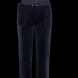 Mörkblå mjukisbyxor i sammet - Säljer ett par mörkblå juicy byxor i mjuk sammet med raka ben och resår i midjan. Byxorna har snörning framtill och stora fickor både fram och bak. Perfekta för en avslappnad och stilren look.