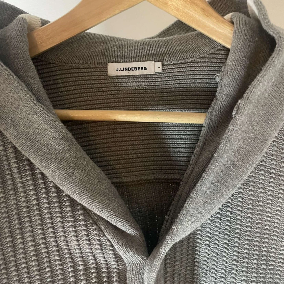 Grå stickad kofta från J.Lindeberg - 1