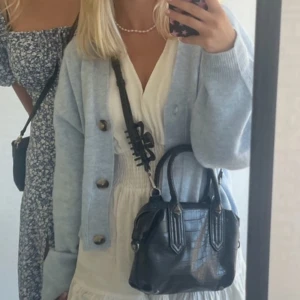 Ljusblå kofta  - Säljer en ljusblå kofta. Koftan har långa ärmar och en mjuk, stickad känsla. Perfekt för höst och vår. 🩵