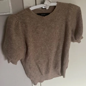 Beige stickad topp  - Säljer en beige stickad topp från Vero Moda med korta puffärmar.🩷