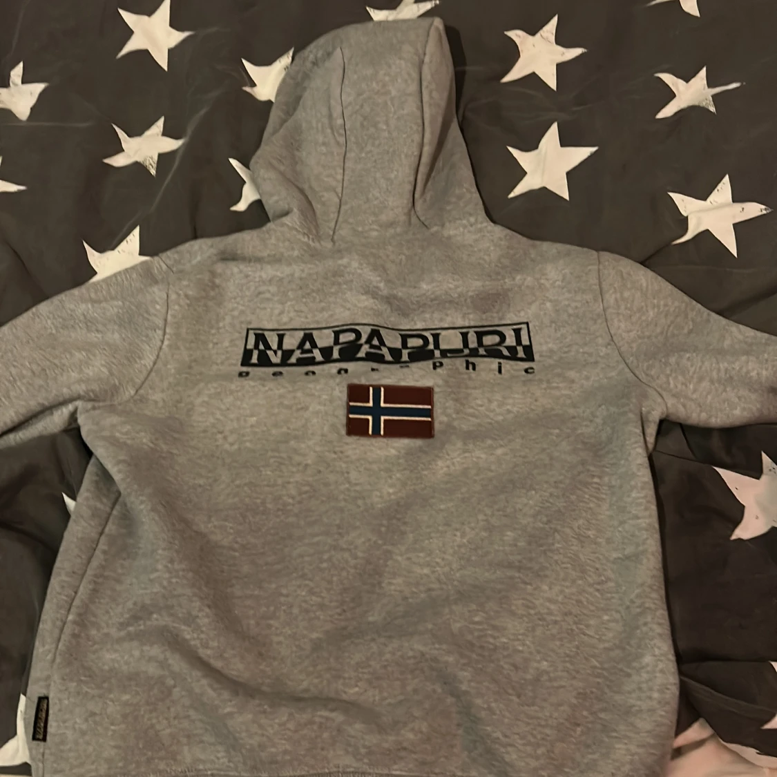 Grå hoodie med dragkedja från Napapijri - 2