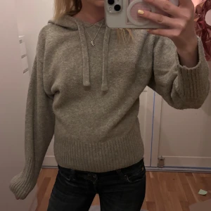  stickad hoodie från Zara  - Mysig grå stickad hoodie, perfekt för en sommarkväll!! Inte alls använd mycket så i jättefint skick! 😇😇💓 